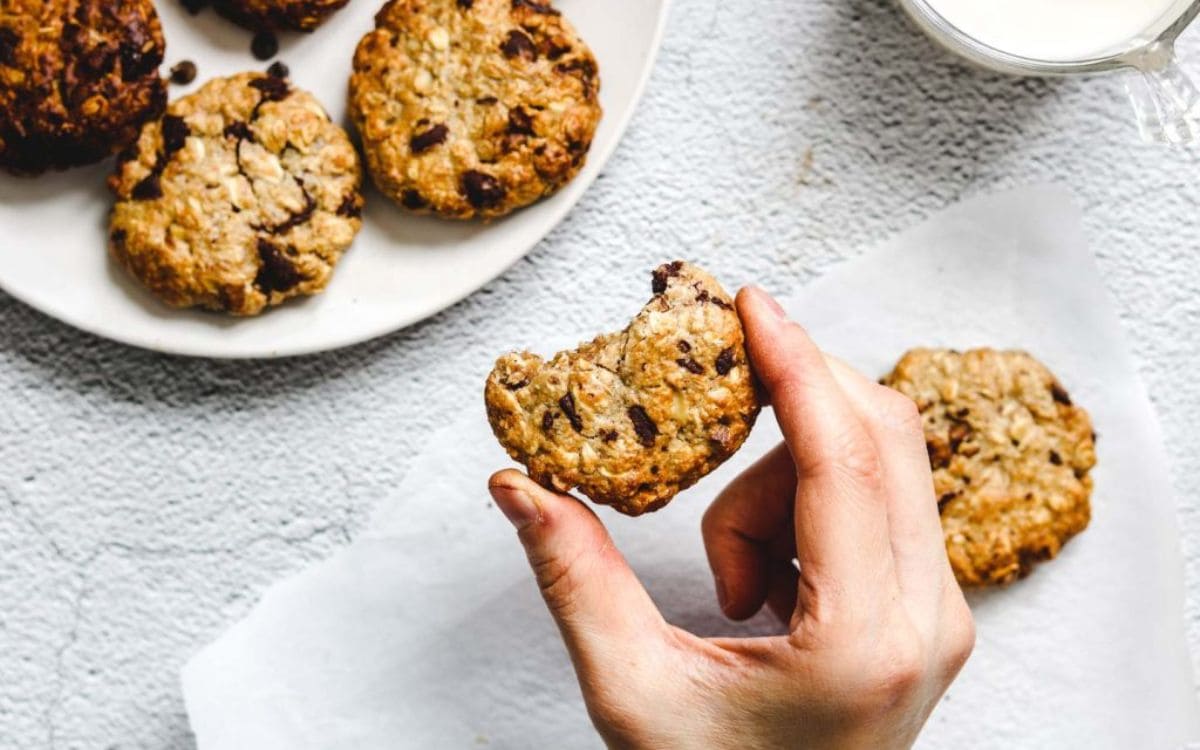 cookies de aveia e chocolate na airfryer