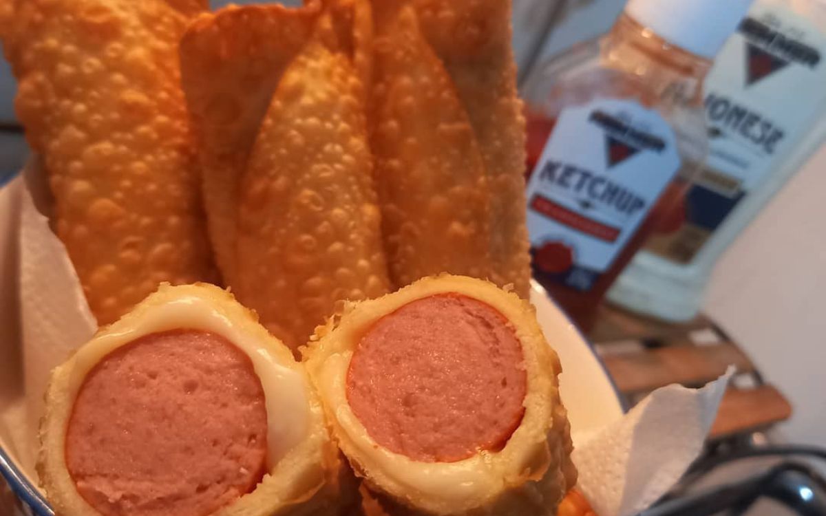 Receita de Enroladinho de Salsicha com Massa de <a class="wpil_keyword_link" href="https://bycasalairfryer.com/receitas/pastel-na-airfryer/"   title="Pastel" data-wpil-keyword-link="linked">Pastel</a> na Airfryer