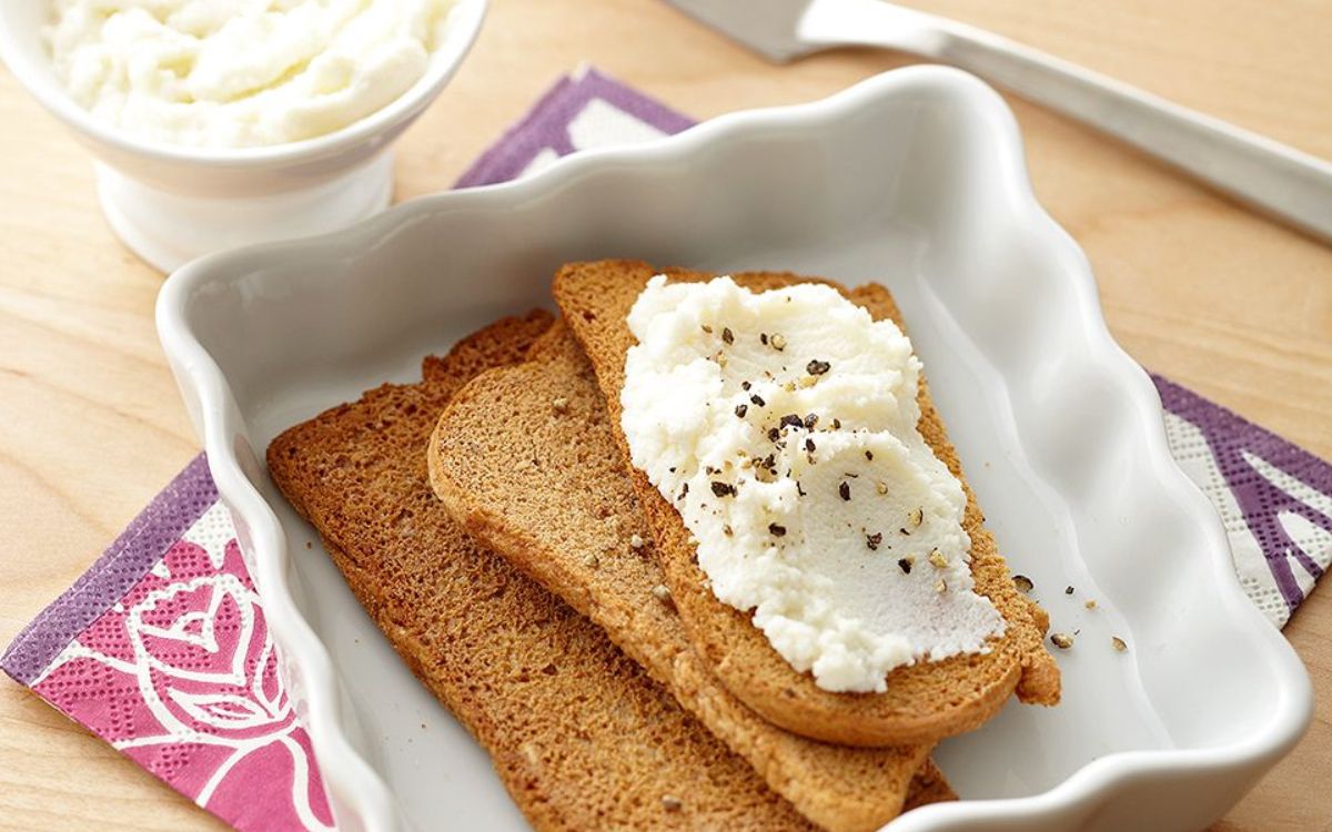 Receita de Torrada de Pão Integral com Frango e Ricota na Airfryer