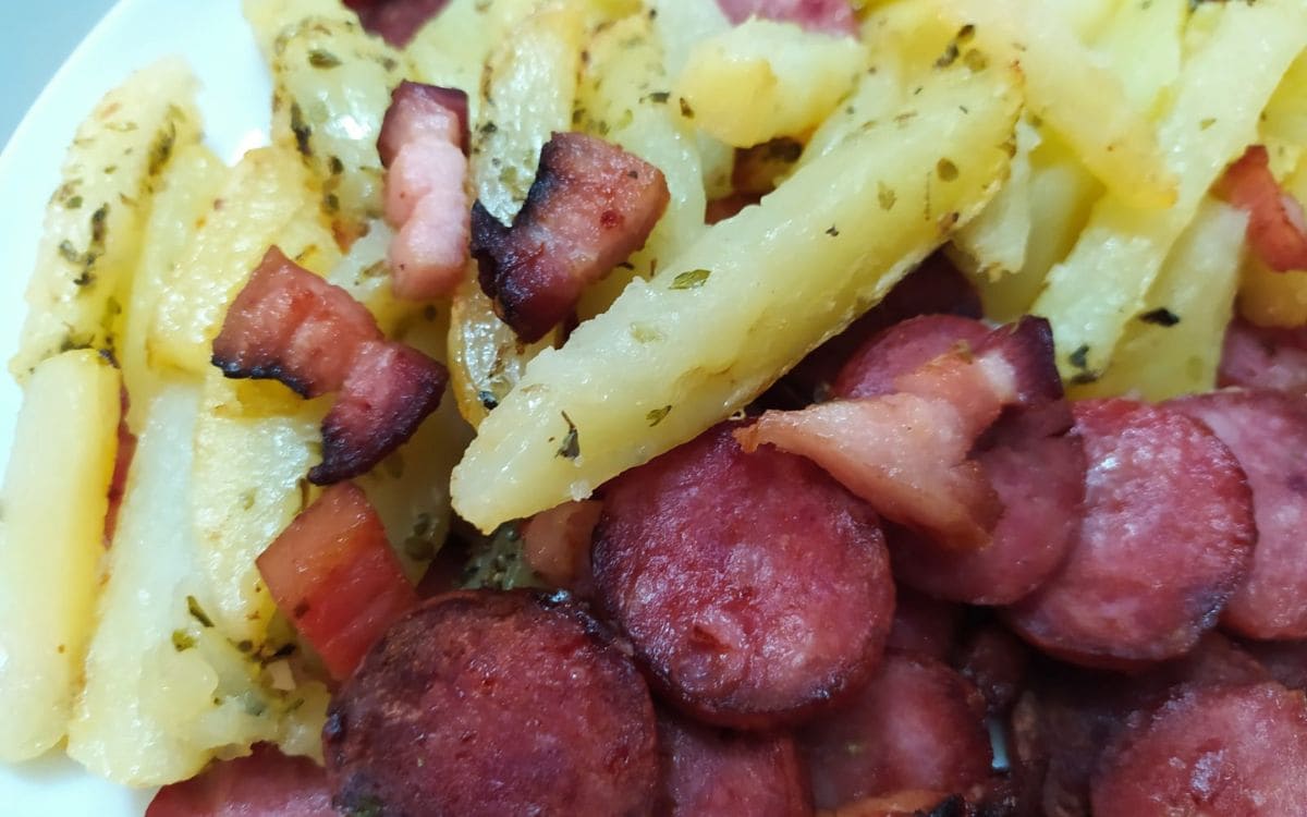 Batata Frita com Calabresa e Bacon na Airfryer