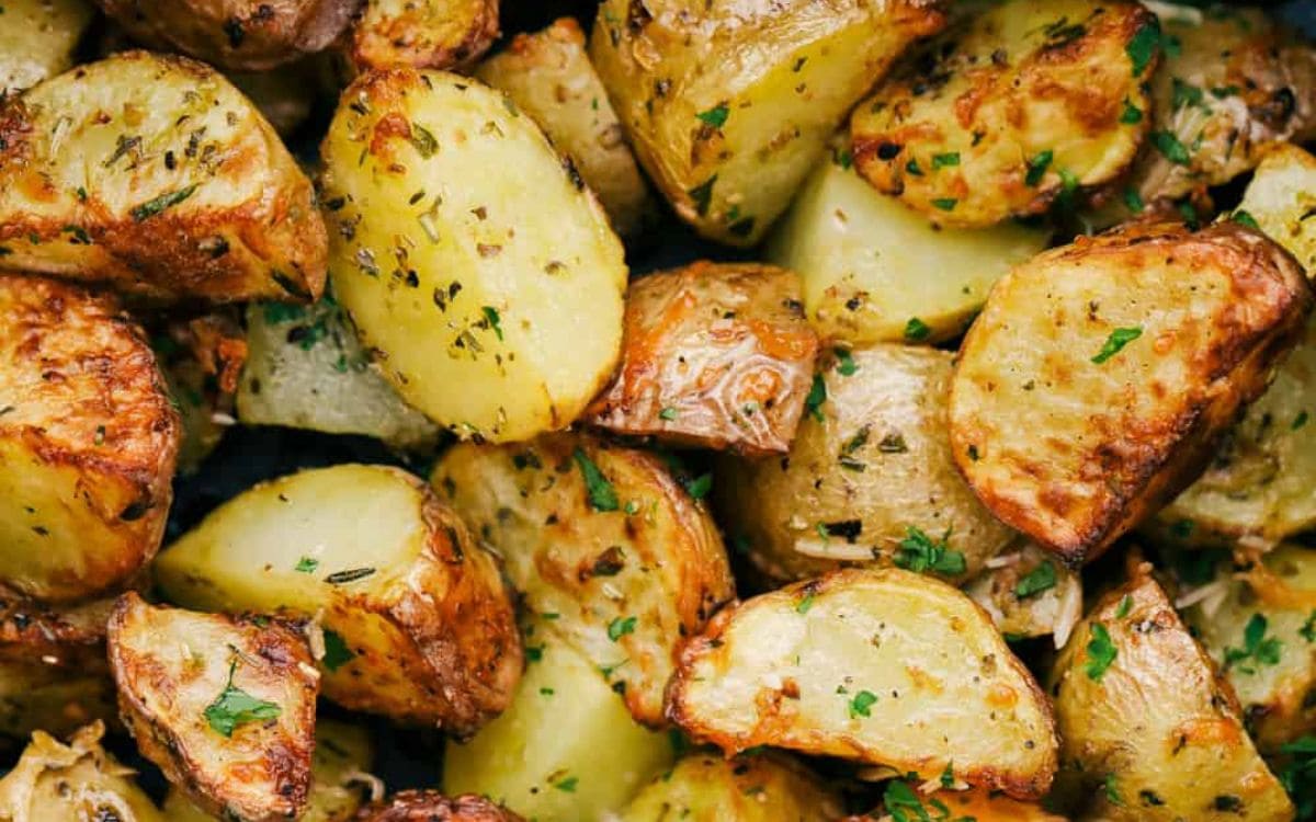 batata salteada na manteiga e orégano na airfryer