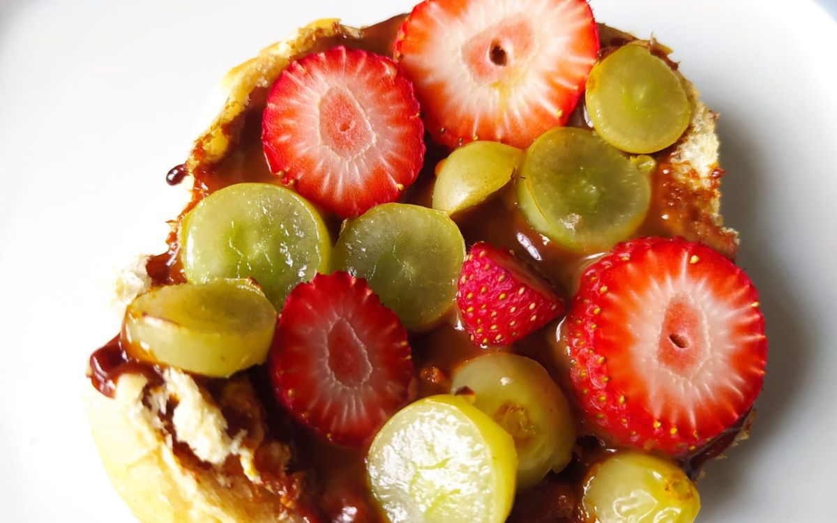 Receita de Pão com Doce de Leite e Frutas na Airfryer