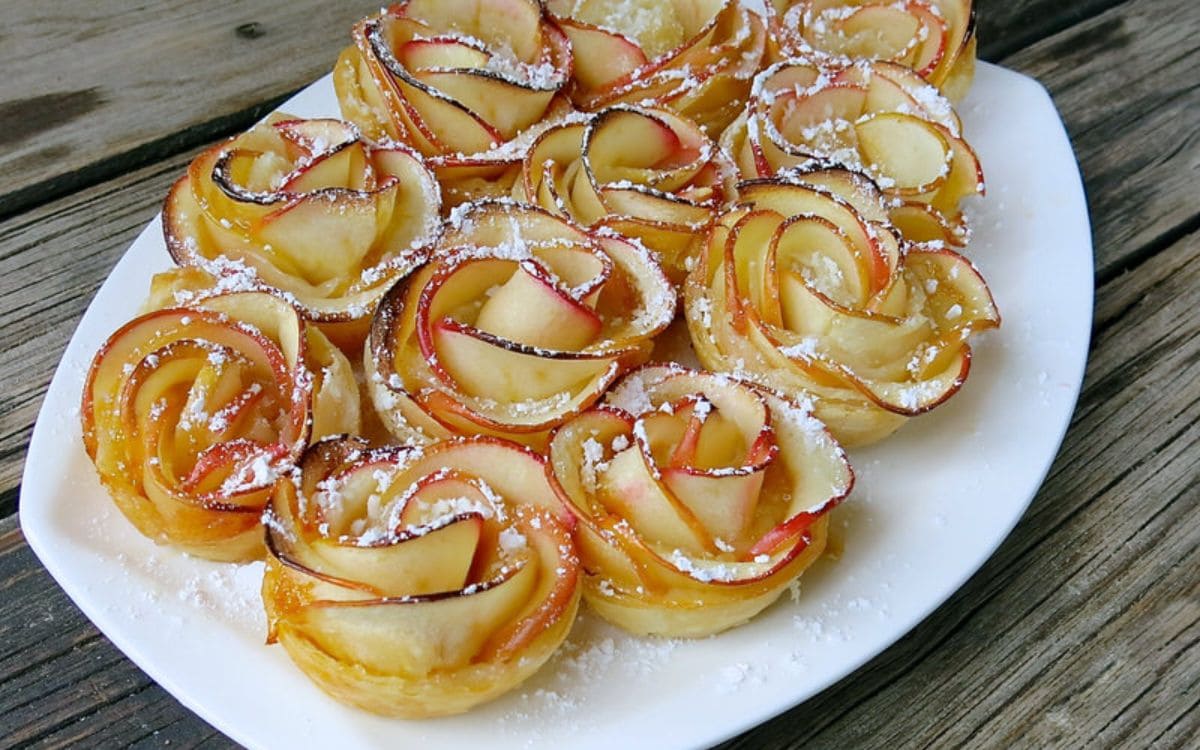 rosas de maçã e massa folhada na airfryer