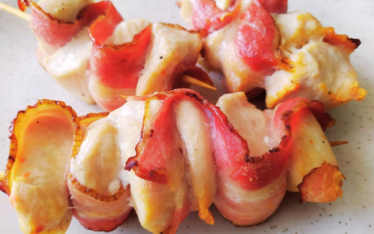 espetinho de frango com bacon na air fryer