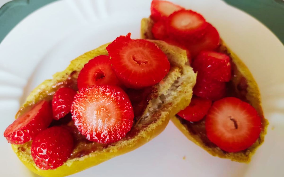 pão com doce de leite e morango na airfryer