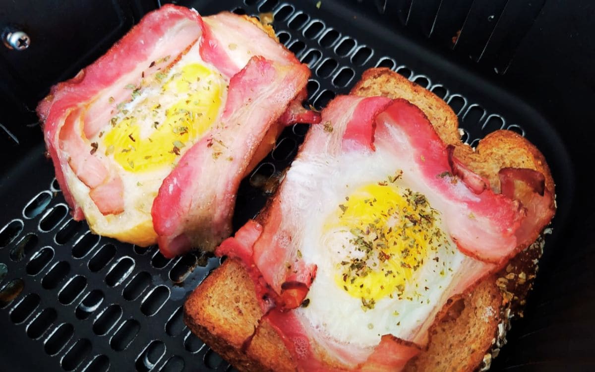 pão com ovo e bacon no ninho na airfryer