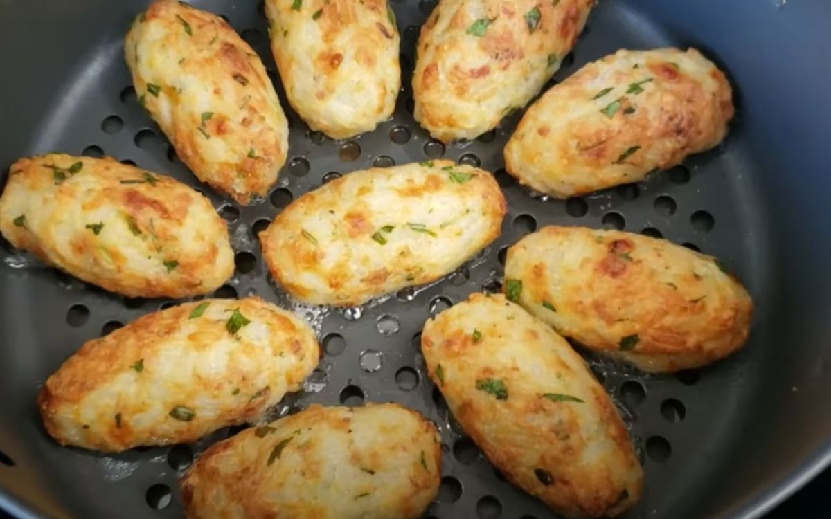 bolinho de arroz com queijo e bacon na airfryer