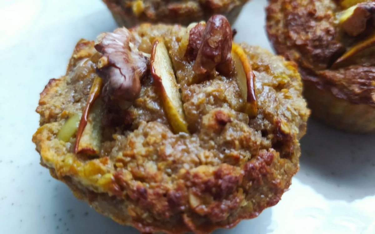 bolinho de maçã com nozes na airfryer