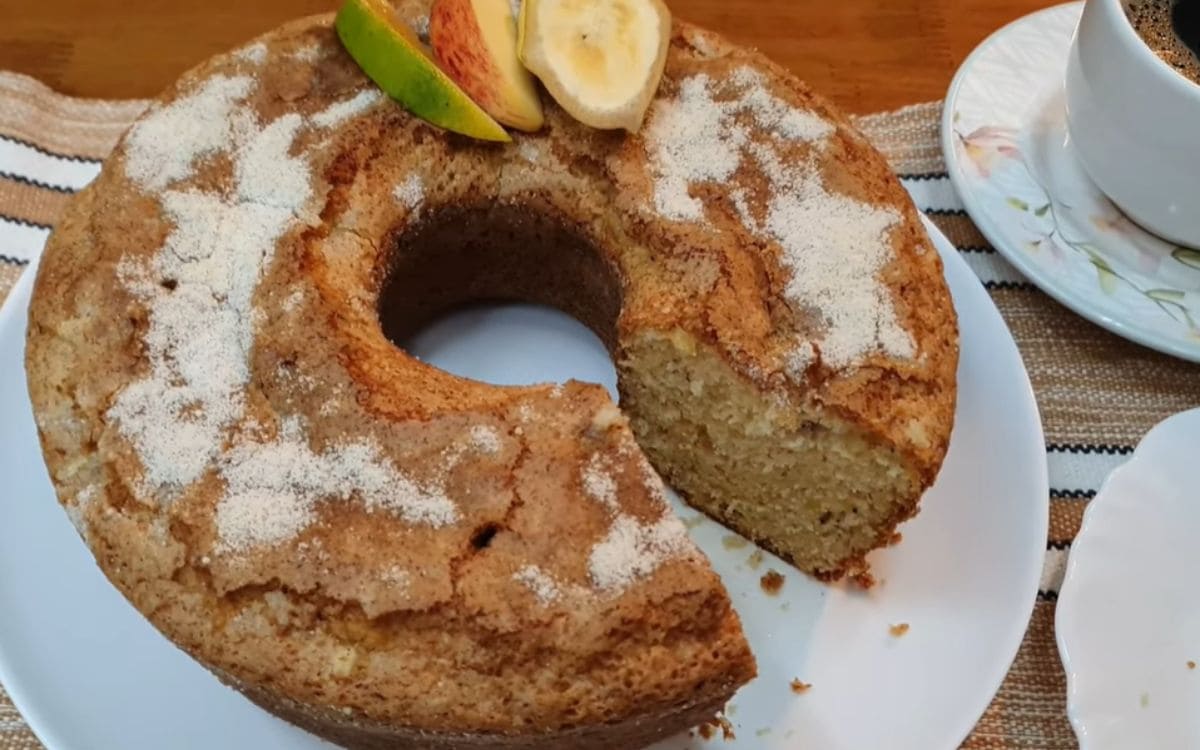 bolo de banana, maçã e laranja