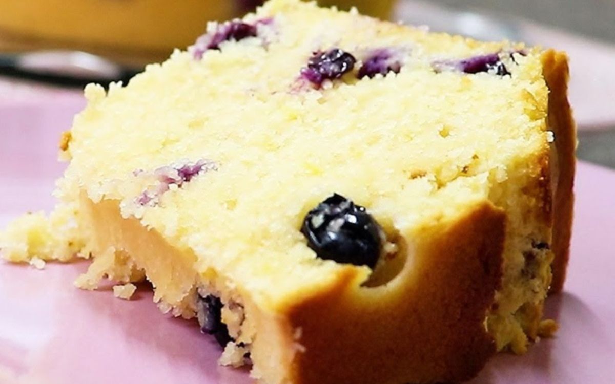 bolo de limão com blueberry