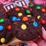 cookie de chocolate caseiro com m&m