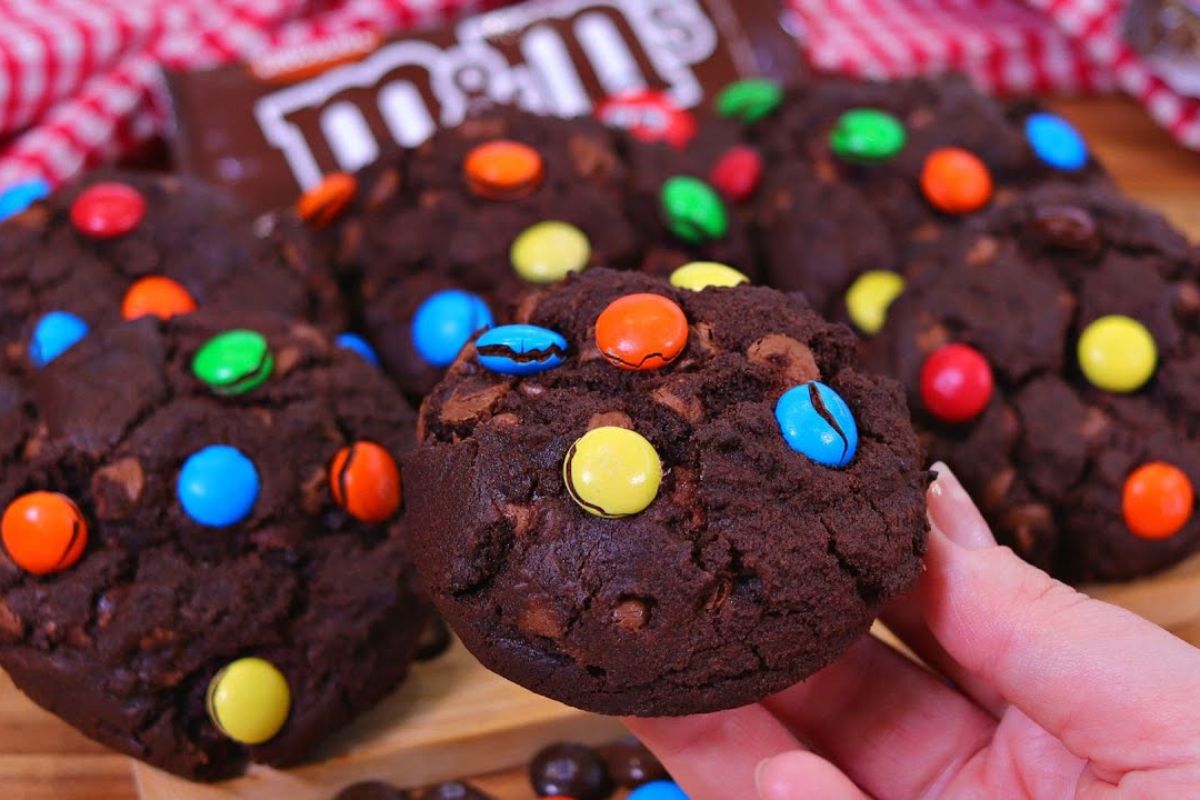 cookie de chocolate caseiro com m&m