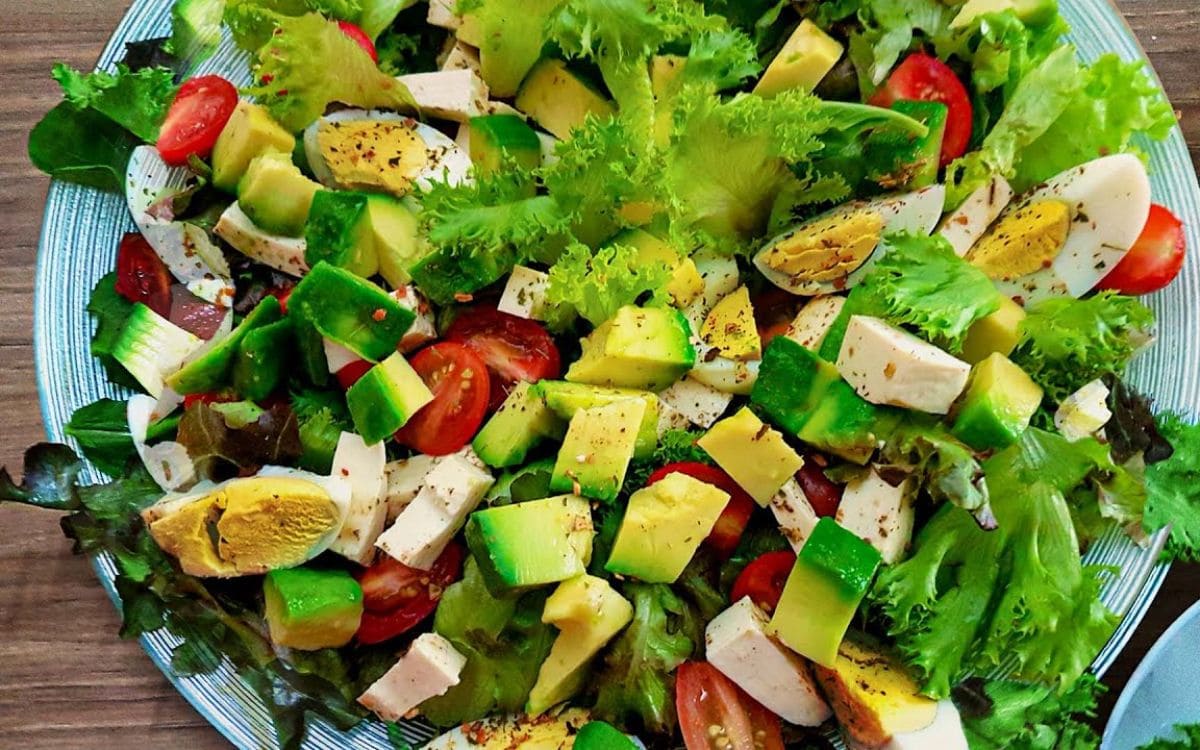 salada verde com abacate