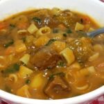 sopa de macarrão com carne e legumes