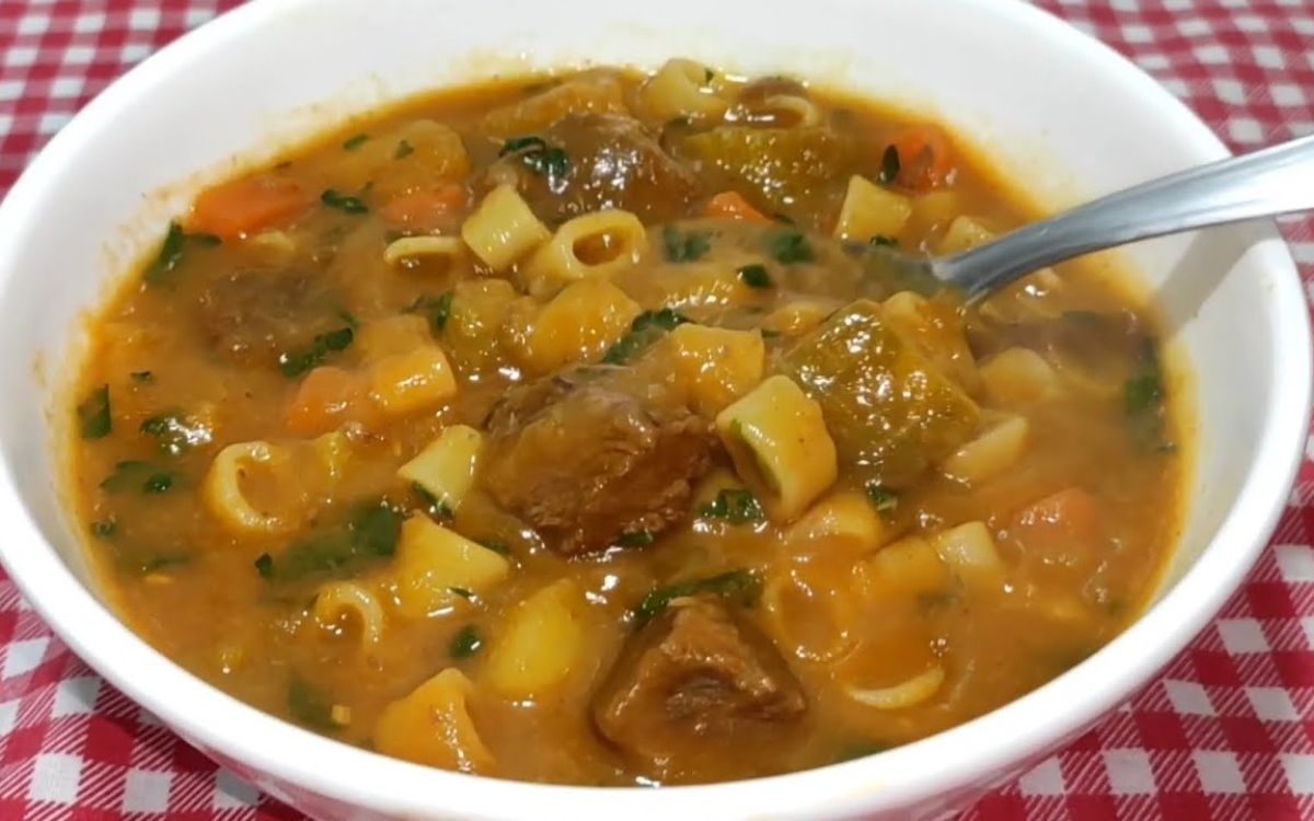 sopa de macarrão com carne e legumes