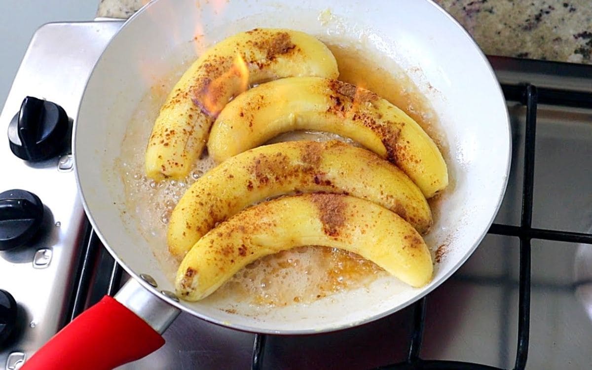 banana flambada na frigideira