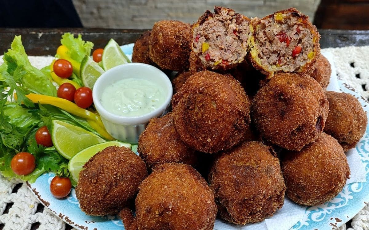 bolinho de carne empanado