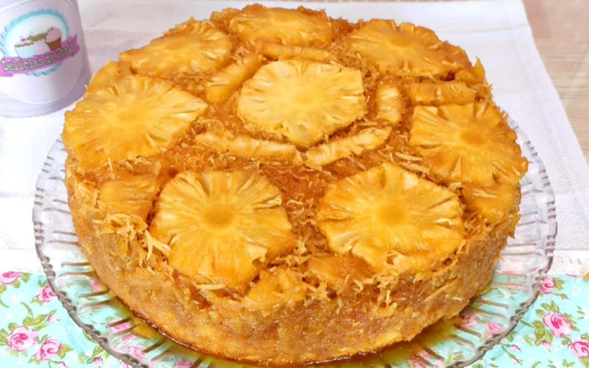 bolo de abacaxi com coco caramelizado