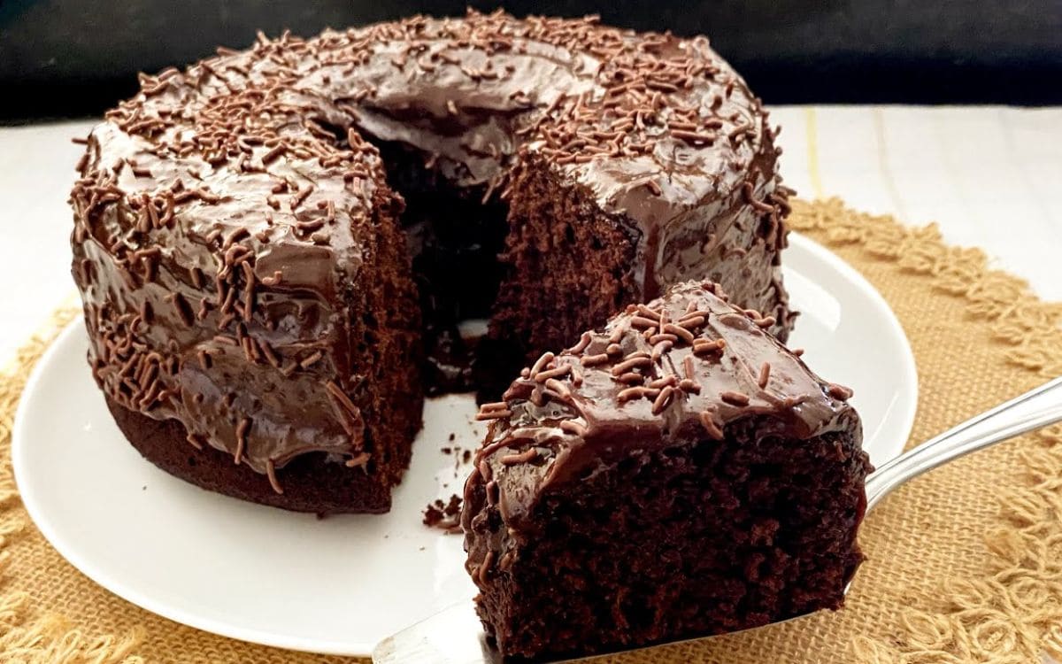 bolo de chocolate com cobertura fácil