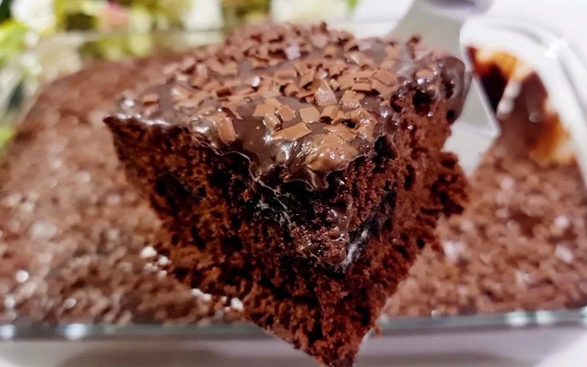 Bolo de chocolate com recheio de biscoito