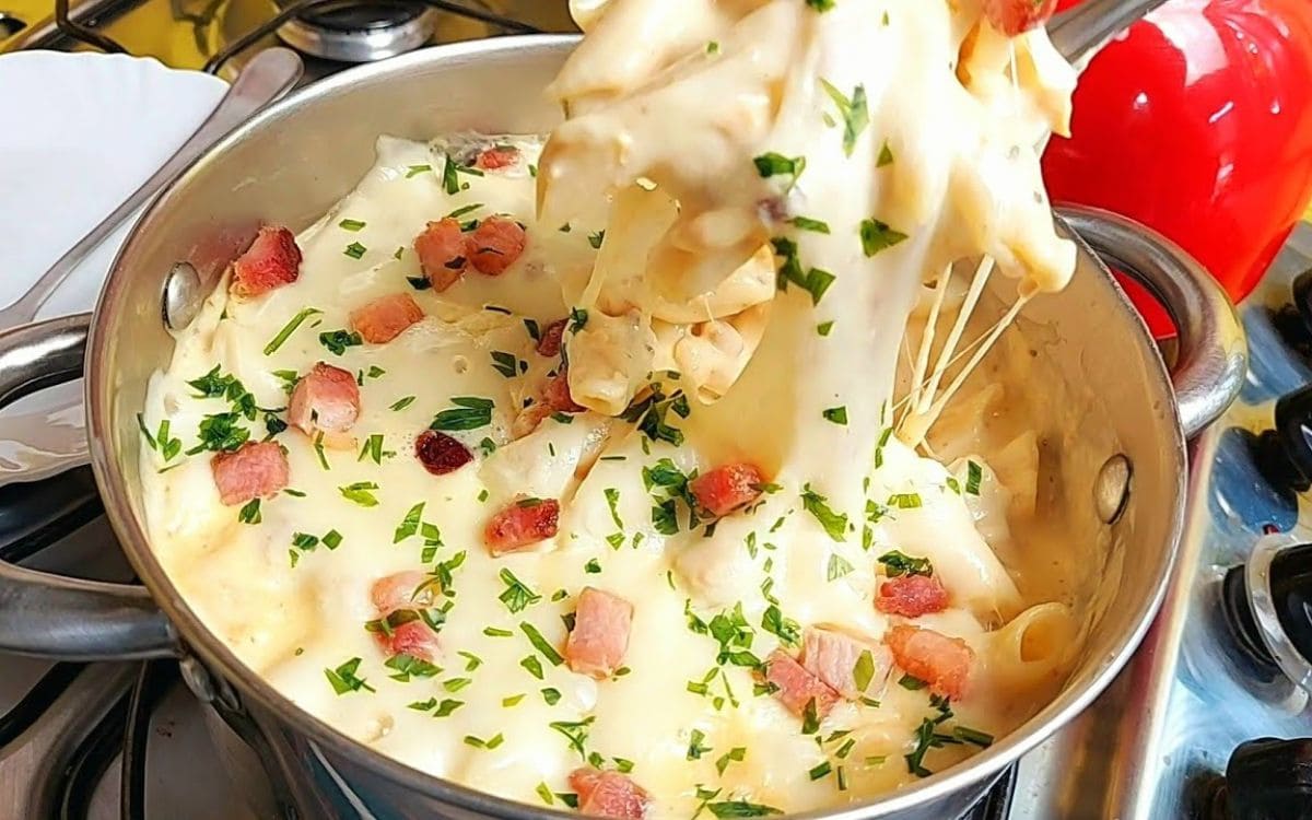 macarrão ao creme de batata com bacon e frango