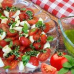 salada caprese com molho pesto