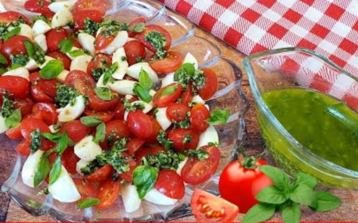 salada caprese com molho pesto