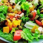 salada tropical com abacaxi grelhado