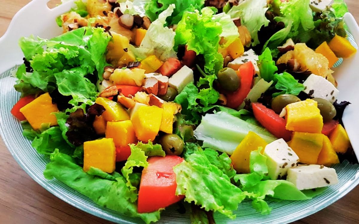 salada tropical com abacaxi grelhado