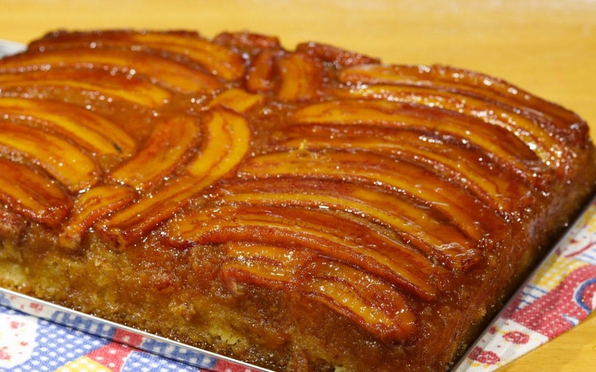 bolo de banana caramelizado com coco