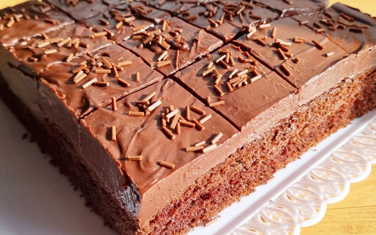 bolo de chocolate molhadinho e com cobertura cremosa